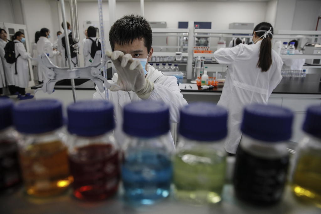 Prevé China aplicar vacuna masivamente a principios del próximo año