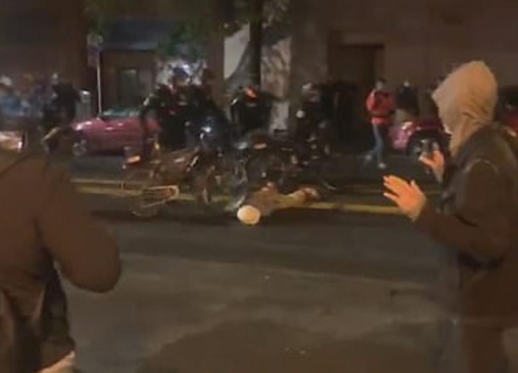 Policía aplasta la cabeza de un manifestante con una bicicleta durante una protesta