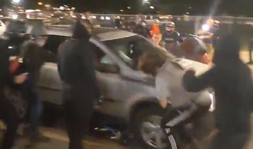 Conductor atropella a un hombre durante una protesta y es detenido