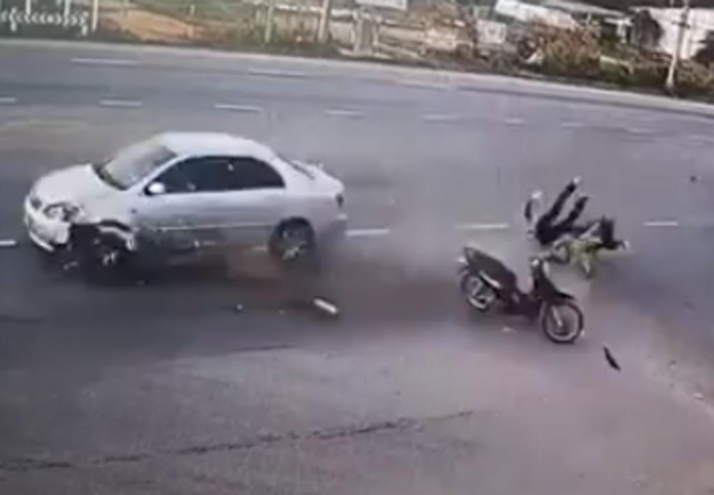 Motociclistas son embestidos por un automóvil y salen ilesos
