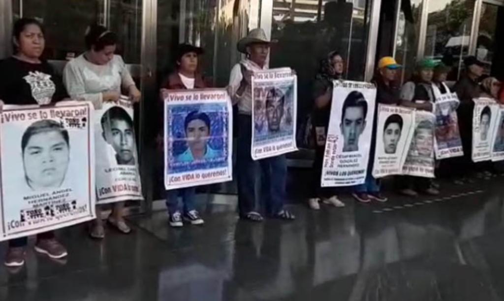 Padres de los 43 normalistas desaparecidos se manifiestan en la FGR