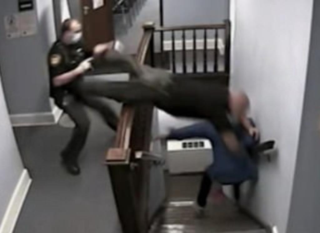 Policía termina con 4 costillas rotas tras saltar sobre unas escaleras para atrapar a un hombre