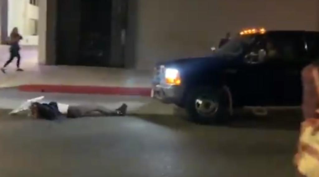 Camioneta embiste a una mujer durante una protesta pacífica