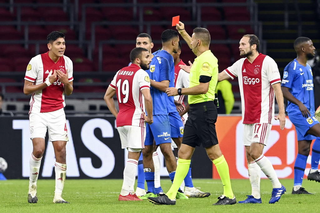 Ajax gana a pesar de la expulsión de Edson Álvarez