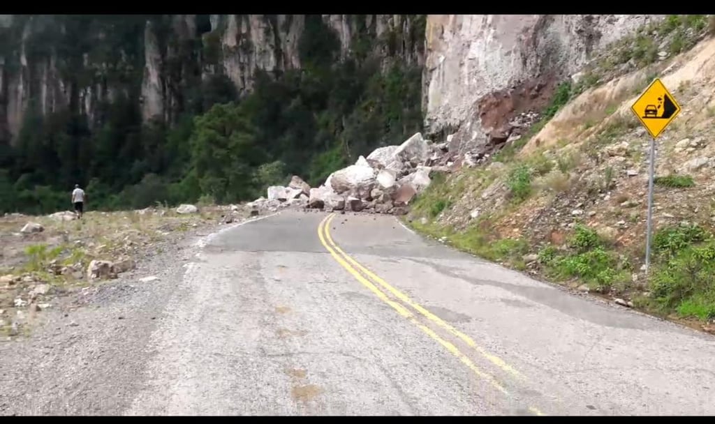Cierran carretera libre Durango-Mazatlán; SCT atiende derrumbe