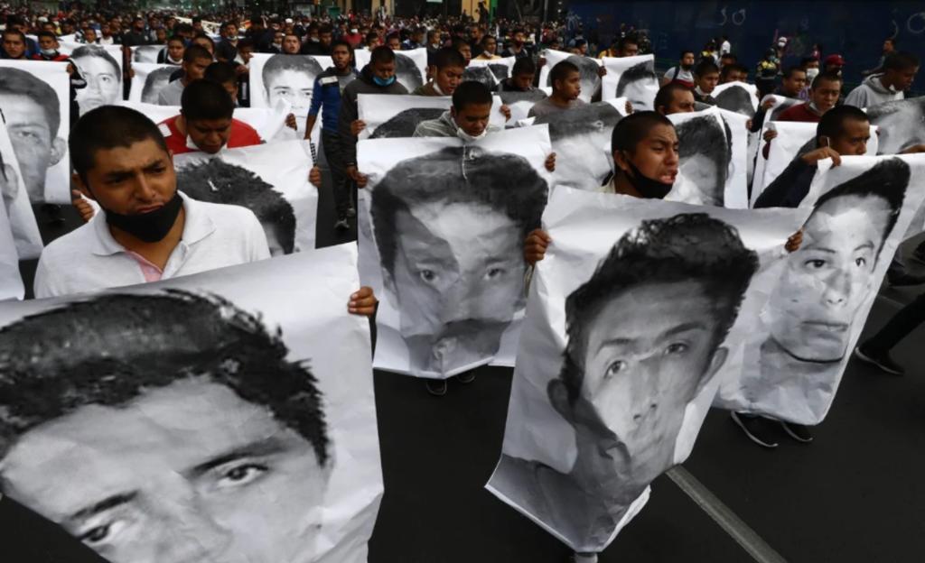 Madre de normalista de Ayotzinapa asesinado rechaza informe de AMLO