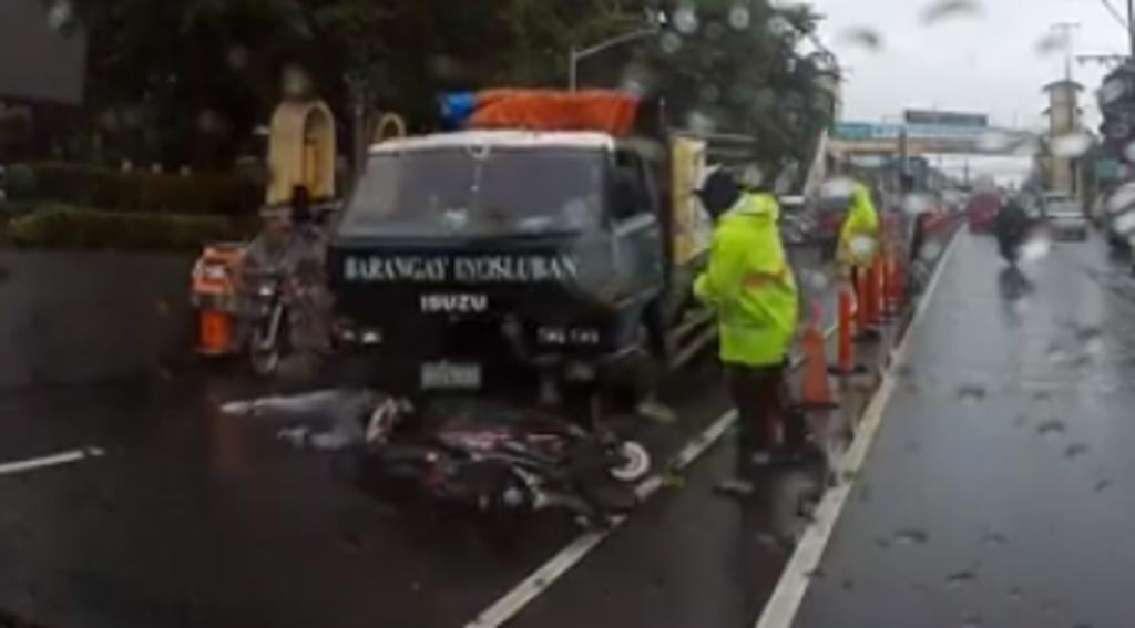 Motociclista por poco termina con la cabeza aplastada por un camión tras resbalar