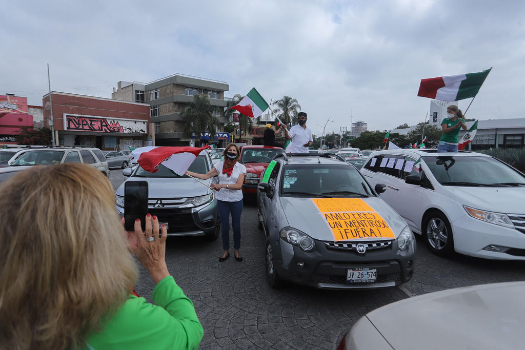 Integrantes de FRENAAA marchan para exigir la salida de policías del Zócalo