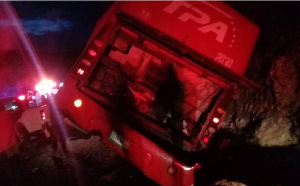 Al menos 12 muertos tras volcadura de autobús de pasajeros en Chiapas