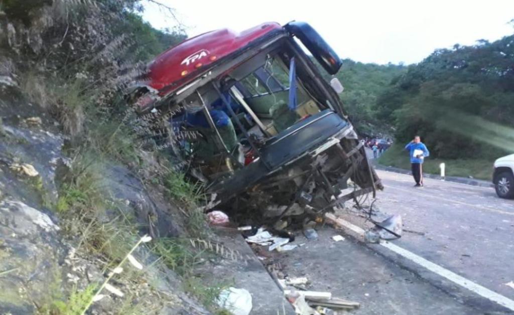 Suman 13 muertos en accidente de autobús en Chiapas