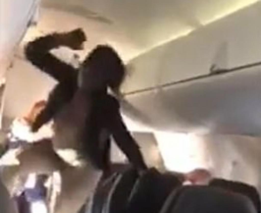 Mujer tuvo una 'demoniaca' rabieta dentro de un avión en pleno vuelo