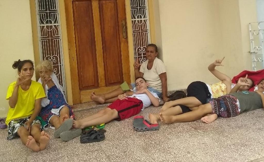 Denuncia familia represión en Cuba; se refugia en atrio de Obispado