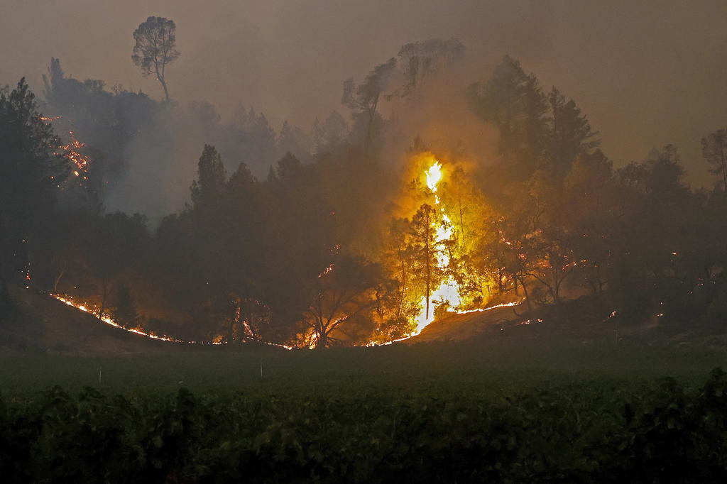 Siguen descontrolados dos incendios recientes en California