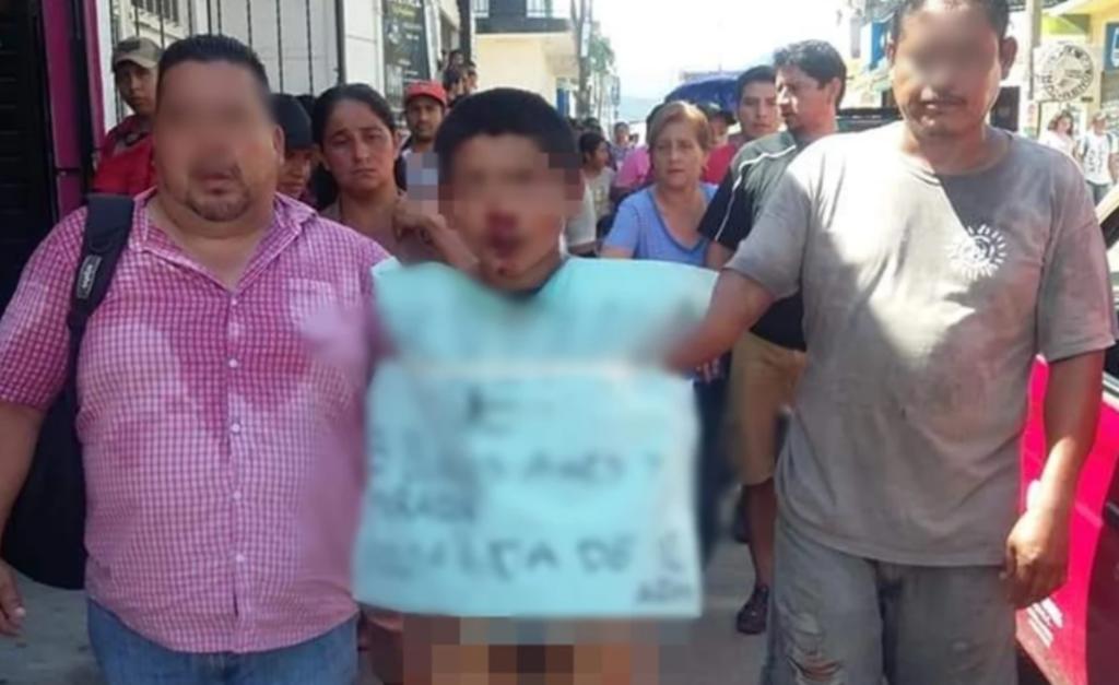 Pasean semidesnudo a joven en Chiapas acusado de ultrajar a menor