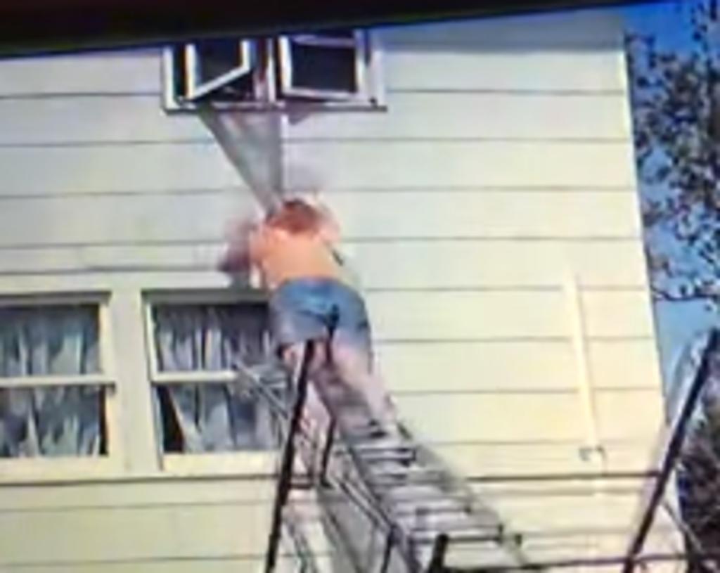 Mujer cae desde un segundo piso tras colocar una escalera sobre un andamio