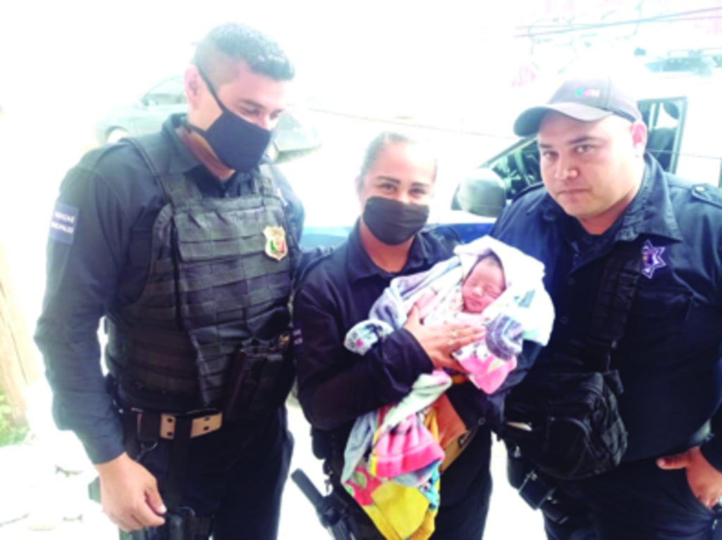 Auxilian Policías a mujer durante parto