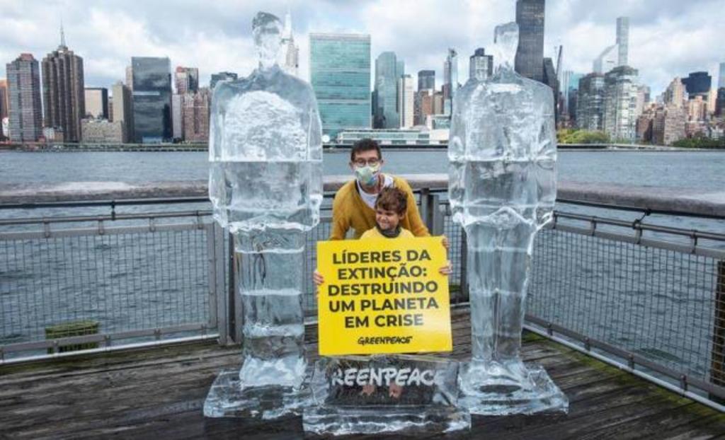 Protestan contra la crisis ambiental con un Trump y Bolsonaro de hielo