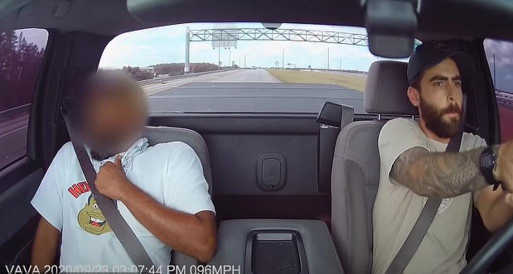 Hombre detona un arma de fuego desde el interior de su auto tras ser amenazado