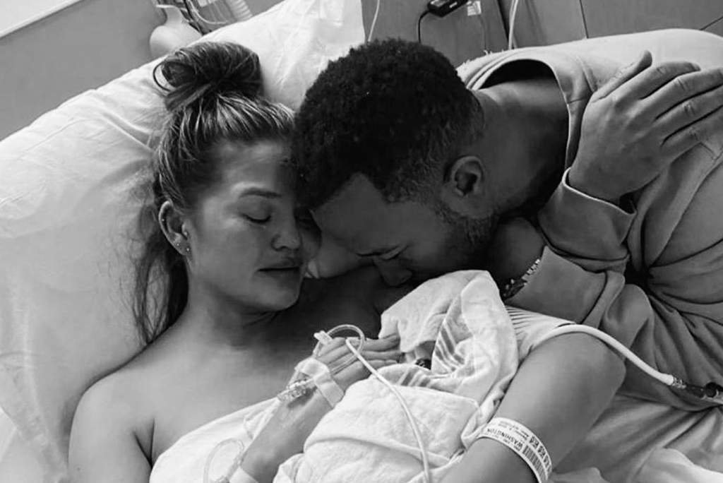 Chrissy Teigen y John Legend anuncian la pérdida de su bebé con emotivas fotos