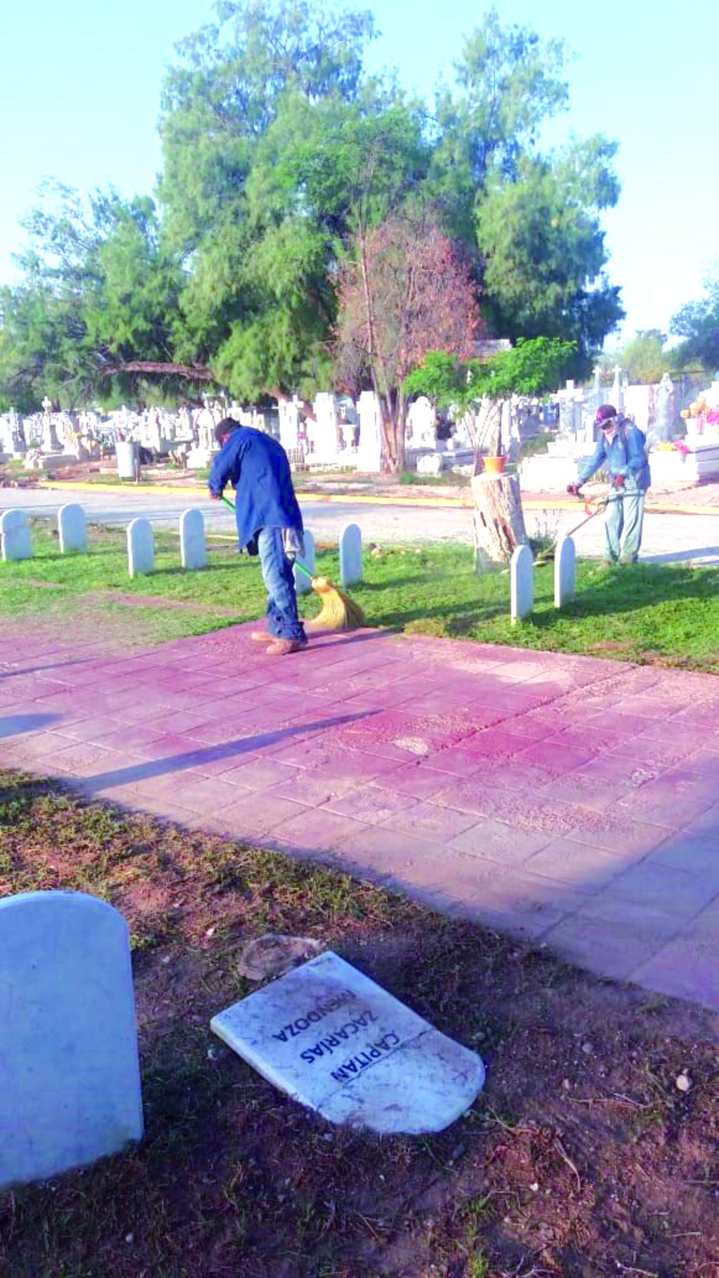 Intensifican labores de limpieza en panteones de Gómez Palacio