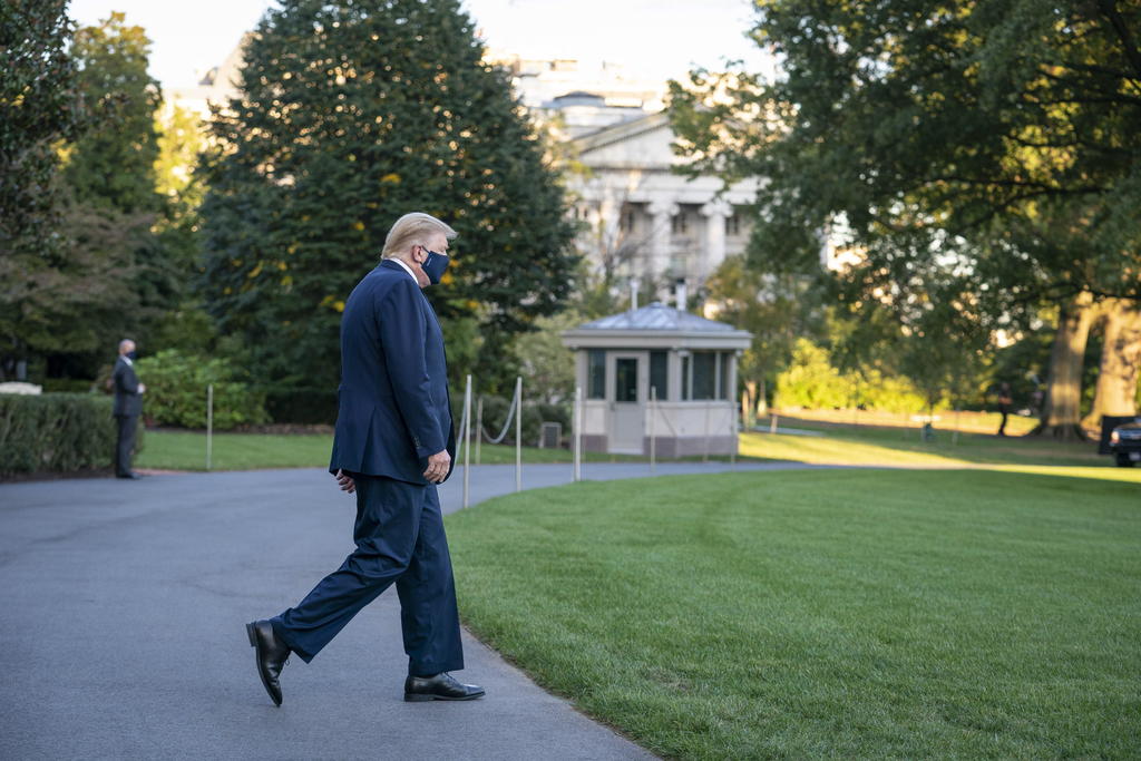 Donald Trump sale caminando de la Casa Blanca rumbo al hospital miliar