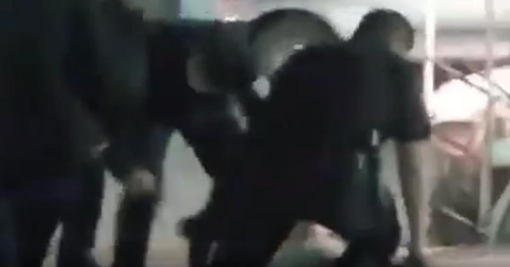 Video: Graban a policías golpeando a vendedor sometido en Plaza de Armas