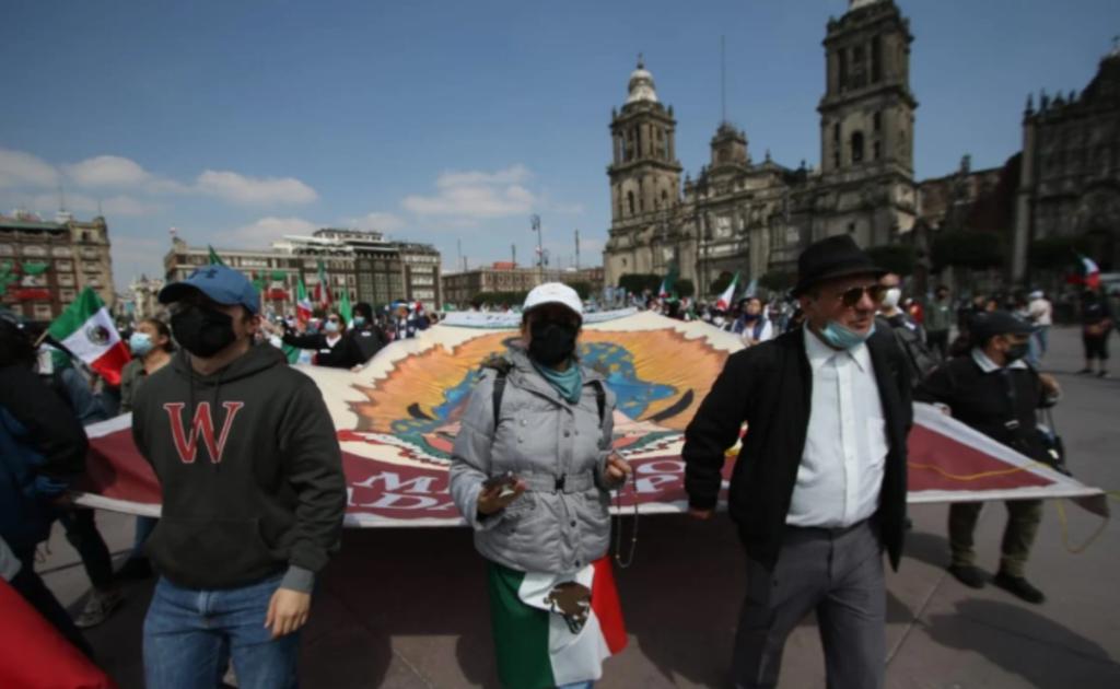 Marcha de Frenaaa llega al Zócalo de la CDMX