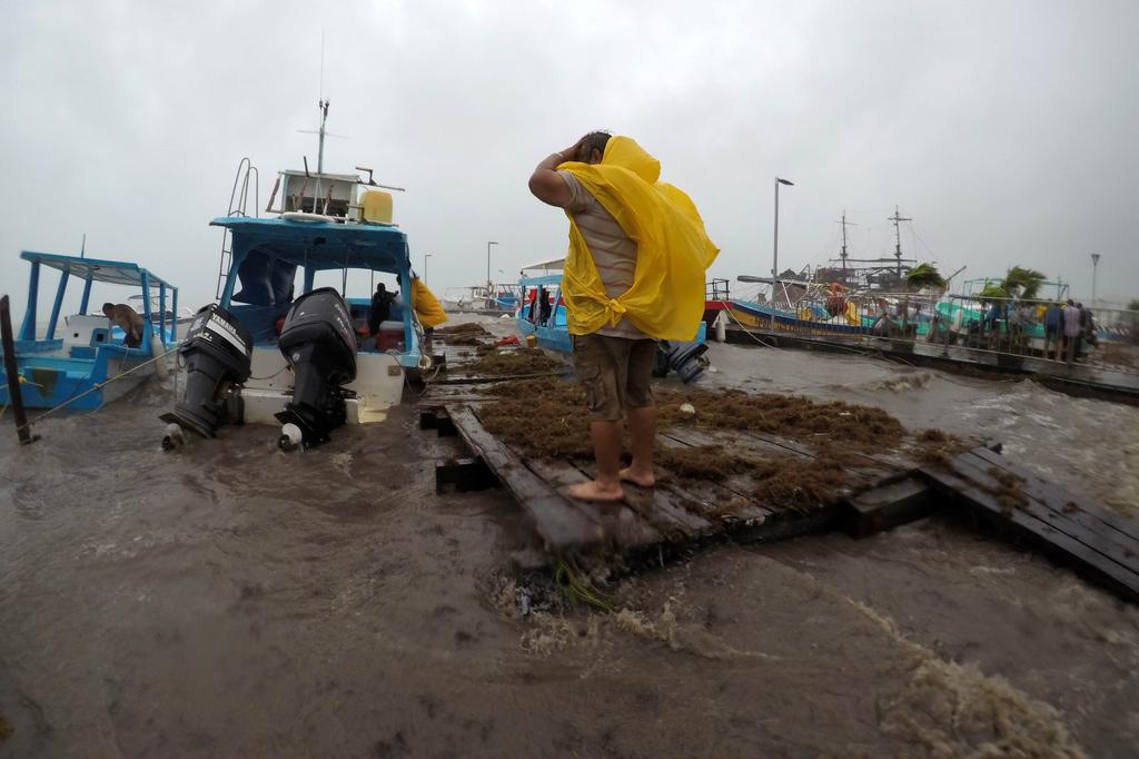 'Gamma' alcanza la costa de México con vientos cercanos a los de un huracán