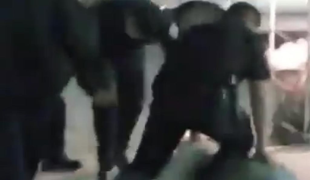 Suspenden a policías que golpearon a vendedor en Plaza de Armas