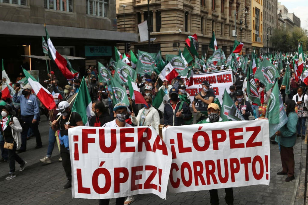 Opositores de AMLO 'tapizan' el Zócalo de la Ciudad de México