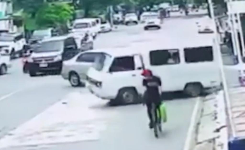 Auto se estrella con una furgoneta y por poco embisten a un ciclista