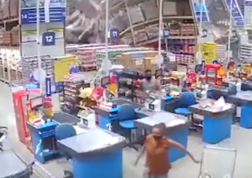 Estantes de un supermercado colapsan y matan a una empleada