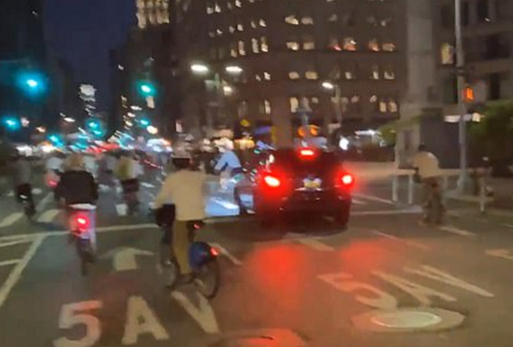 Camioneta atropella a ciclistas que protestaban sobre la Quinta Avenida
