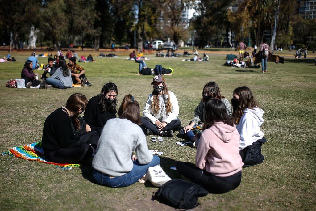 Buenos Aires se enfoca en 'supercontagiadores' para bajar curva viral