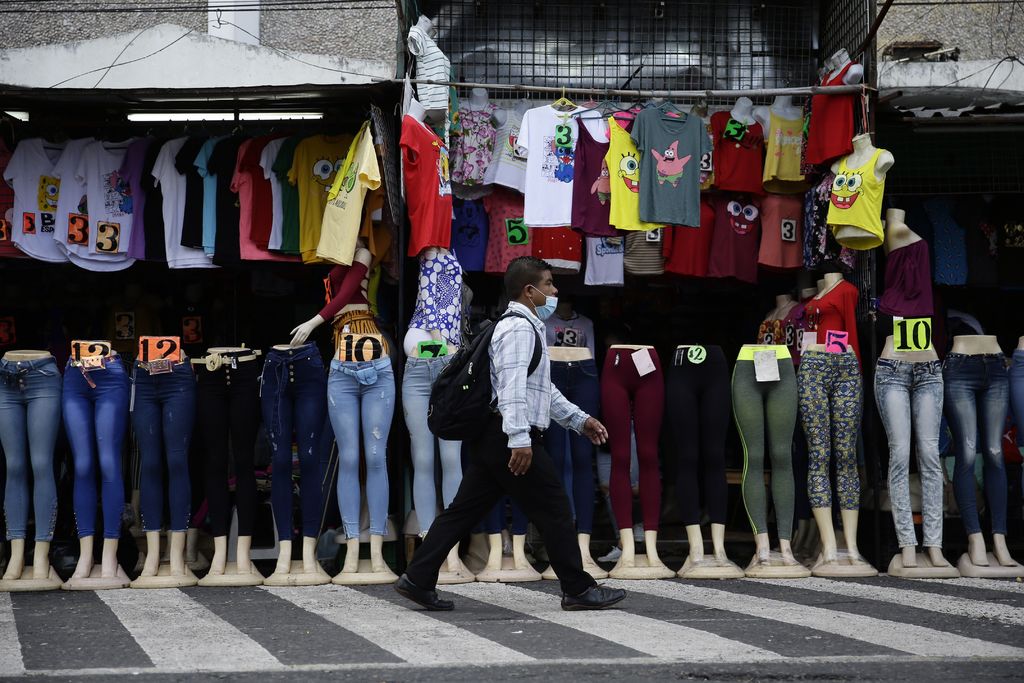 Denuncian complicidad en subvaluación de ropa en México