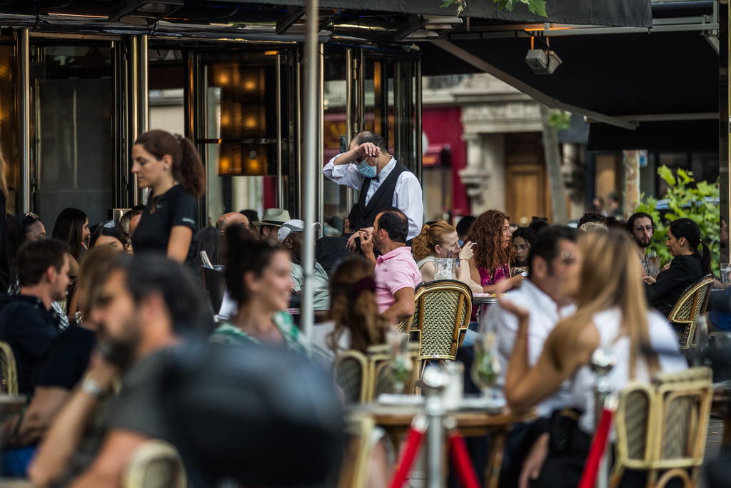 Decreta Francia alerta máxima por coronavirus en París; ordenan cierre de bares