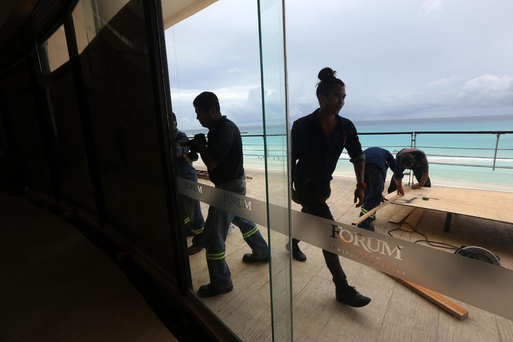 Evacuan a turistas de zona hotelera de Cancún por huracán 'Delta'