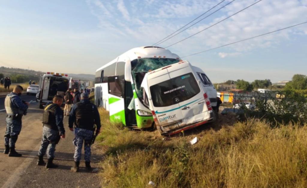 Choque entre autobús y camioneta deja 2 muertos en Hidalgo