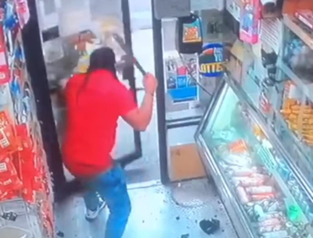 Miembros de pandillas se pelean a machetazos dentro de una tienda
