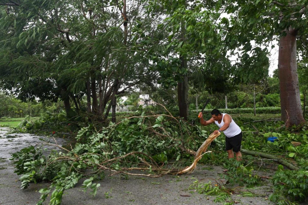 Pobladores de Quintana Roo limpian calles y reportan pérdidas materiales tras 'Delta'
