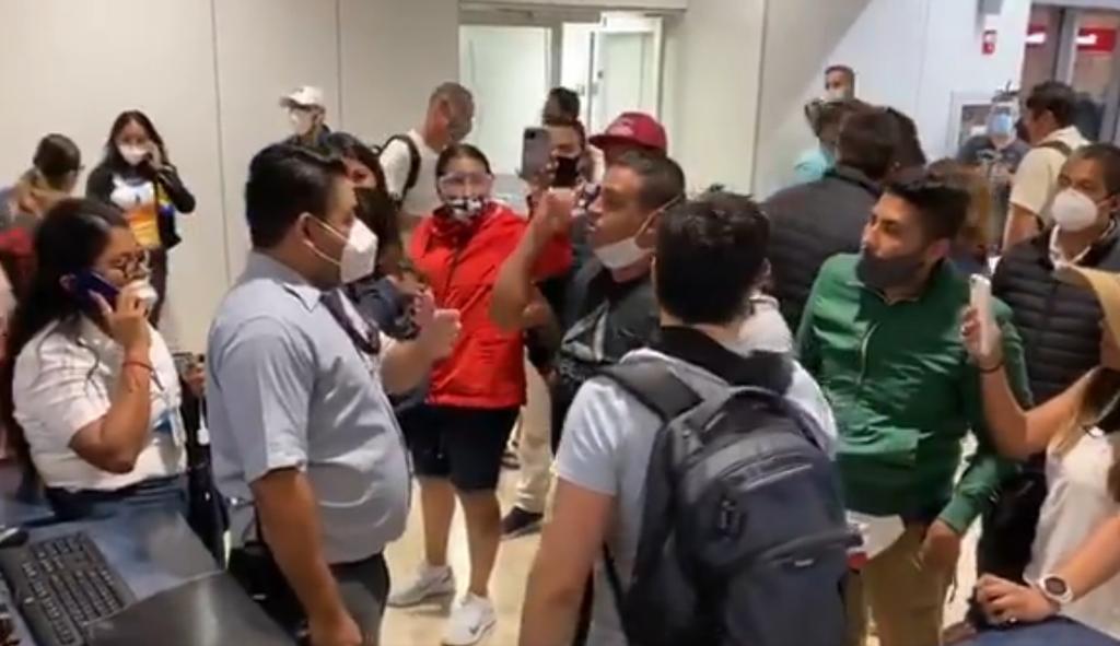 Turistas quedan varados en aeropuerto de Cancún ante huracán 'Delta'