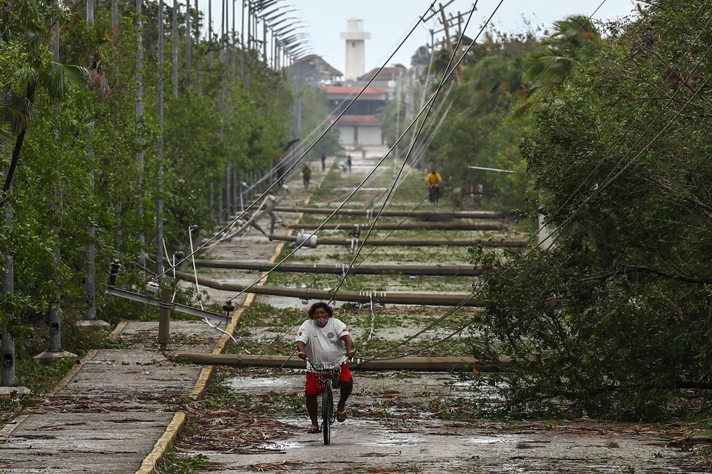 Se debilita huracán 'Delta' a categoría 1, mientras se aleja de México