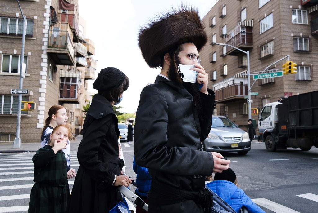 Cierre de barrios por COVID-19 indigna a judíos ultraortodoxos en Nueva York