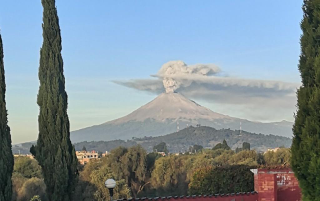 Joven capta a Catrina entre la fumarola del Popocatépetl