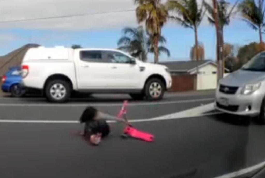 Niña en monopatín es atropellada al intentar cruzar la calle