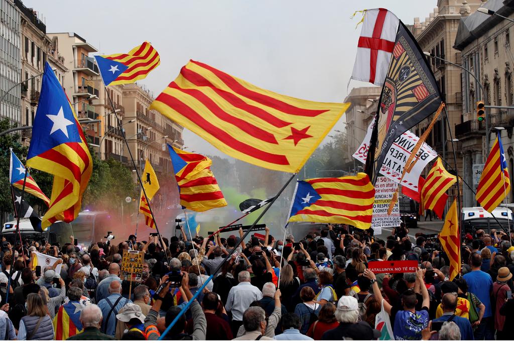 Miles de personas protestan en Barcelona contra visita del rey de España
