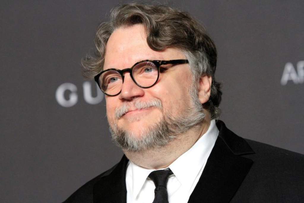 Regala Guillermo del Toro vuelos a mexicanos