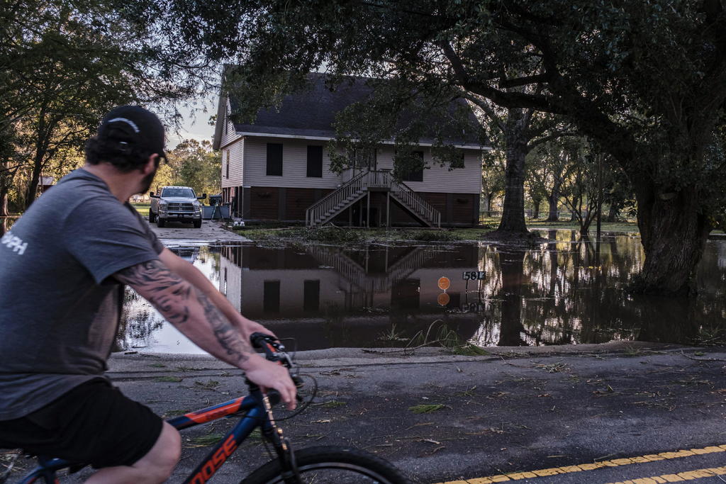 'Delta' se degrada a tormenta tropical tras tocar tierra en EUA