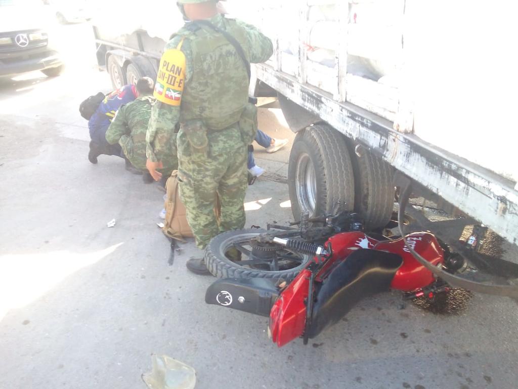 Motociclista termina bajo camión de redilas en Gómez Palacio