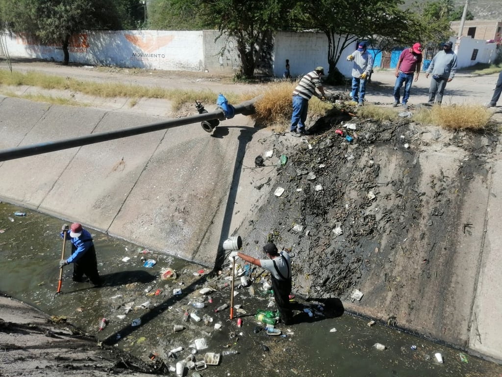 Realizan limpieza de canal Tlahualilo